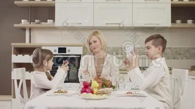 家庭<strong>聚餐</strong>时，妈妈在餐桌上与孩子交流